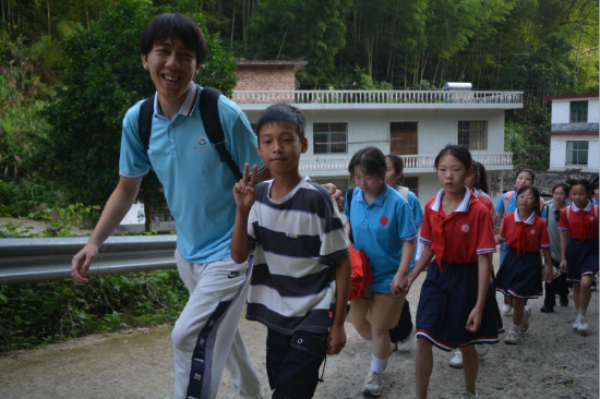 图为实践队与卢德铭小学重走开辟井冈山革命根据地道路途中。通讯员 张贵摄